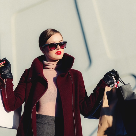 Meet your Posher, Jenn - Picture 2 of 3